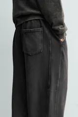 Pantalón jogger balloon fit de hombre, color negro con efecto lavado, confeccionado en algodón con interior afelpado. Cuenta con cintura elástica, bolsillos laterales y detalle de bolsillos traseros.