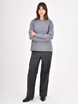 Pantalon de cuero sintetico color negro, de corte recto y holgado, con cintura elastizada y cordon de ajuste frontal.