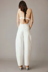 Pantalón de jean color crudo, de corte holgado y tiro alto.