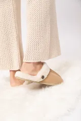 Pantuflas beige de cuero ovino y lana natural.