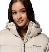 Chaqueta acolchada tipo puffer de largo medio con capucha, cierre frontal de doble dirección y bolsillos laterales con cremallera. Cuenta con aislamiento térmico y acabado hidrofóbico.