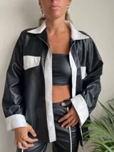 Camisa negra con estampado de piel de cocodrilo, detalles en blanco en cuello, solapa, bolsillos y puños.