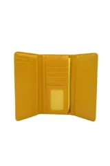 Billetera azul con cierre de solapa y broche a presión. Tiene un aplique circular con borde dorado y la inscripción "Self Love Club Trendy" con un corazón rosa en el centro.