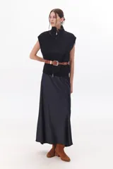 Falda larga color beige confeccionada en satén, de corte recto y cintura elastizada.