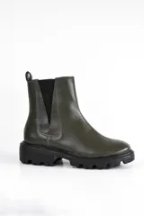 Bota Chelsea de cuero color marrón chocolate con elástico lateral negro, suela track de goma negra y tirador trasero.