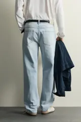 Pantalón de jean corte recto desde la cadera hasta el tobillo, con tiro medio y tejido rígido. Presenta diseño de cinco bolsillos, cierre frontal con botones y acabado en efecto lavado claro.