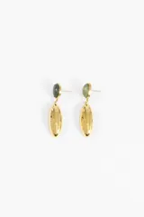Caravanas colgantes doradas con un dije ovalado liso y brillante, y un dije superior de piedra verde.
