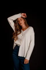 Blusa de morley elastizado color blanco, con escote en V y botones dorados.