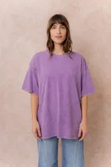 Remera de algodón con efecto lavado, de corte oversize, con cuello redondo y mangas cortas amplias.