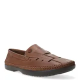 Mocasines de cuero color marrón con diseño tipo náutico, puntera redonda, aberturas laterales y costuras reforzadas en el contorno. Incluye detalle de logo circular en el empeine y suela de goma oscura.