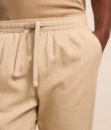 Pantalón Marfinno de corte recto para hombre, color beige, con textura efecto lino, cintura elástica con cordón ajustable y bolsillos en el frente y la espalda.