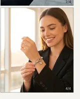 Pulsera de eslabones de acero con dije central en forma de corazón y cierre circular.