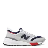 Championes urbanos New Balance modelo 997R, con diseño inspirado en el running de los años 90. Presentan una combinación de colores gris, azul marino, blanco y detalles en rojo. Confeccionados con paneles de gamuza y malla textil, cuentan con el logo N en los laterales y suela de goma con amortiguación.