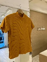 Polera blanca de morley con cuello alto y mangas cortas.