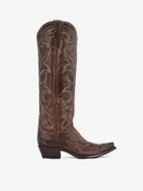 Bota texana de cuero marrón envejecido, caña alta con bordados decorativos en hilo turquesa y punta afilada. Posee un taco medio y bajo.