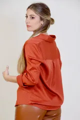 Camisa negra de satén con cuello clásico, mangas 3/4 y cierre frontal con botones.