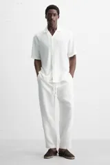 Alpargata color marrón oscuro de piel serraje, con talón plegable, forro interior de piel, horma cuadrada y suela recubierta de yute.