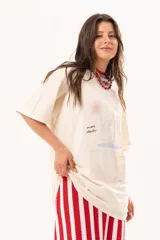 Remerón oversize de algodón color manteca, con mangas cortas y estampa exclusiva temática marina en el frente.