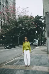 Sweater de punto color marrón, con cuello redondo y cierre frontal parcial con botones. Manga larga y diseño clásico.