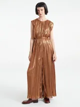 Mono largo color bronce, plisado, sin mangas, con fit suelto y botón en la parte trasera del cuello.