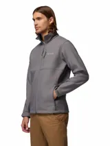 Chaqueta Columbia modelo Ascender Soft Shell, color gris, con cierre frontal completo, cuello alto con protector de barbilla, bolsillo en el pecho con cierre y bolsillos laterales. Cuenta con puños ajustables y tecnología resistente al agua y al viento.