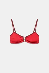 Top de bikini rojo con textura, escote redondo con abertura en el pecho, tirantes finos ajustables y acabados con tiras en tono contraste.