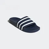 Chancletas Adidas Adilette de color azul marino, con tira superior texturizada y las tres bandas características de la marca en color blanco. Cuentan con una plantilla anatómica moldeada para mayor confort.