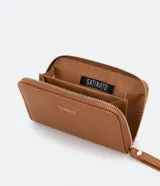 Billetera pequeña color marrón con cierre de cremallera y correa de mano.