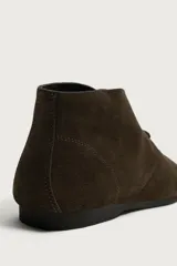 Bota de cordones tipo derby de la colección especial Aaron Levine x Zara, confeccionada en piel con acabado en serraje de color marrón. Cuenta con horma redonda, forro y plantilla interior de piel, y suela de goma Vibram.