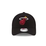 Gorro New Era negro con logo del equipo de baloncesto Miami Heat bordado en el frente y logo de la NBA bordado en el lateral. Modelo ajustable 9FORTY.
