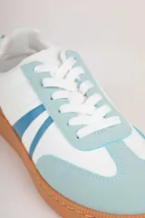 Championes deportivos para mujer Paddock modelo Aegon, con diseño en color blanco, detalles en beige y marrón tostado, y franjas laterales oscuras. Cuenta con suela de goma color camel y cordones blancos.