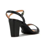 Sandalia Vizzano de color negro con taco ancho y pulsera ajustable al tobillo. Diseño minimalista con tira delantera y plantilla en tono natural.