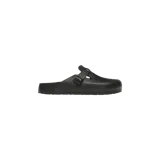 Zuecos Birkenstock modelo Boston Essentials de EVA en color negro, con diseño ergonómico, punta redondeada y tira ajustable con hebilla en el empeine.