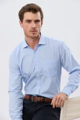 Camisa de vestir celeste rayada de manga larga, con cuello camisero, bolsillo ojal en el pecho y cierre frontal con botones.