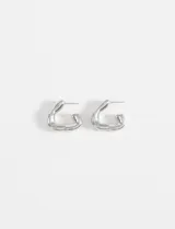 Par de aros plateados con forma irregular.