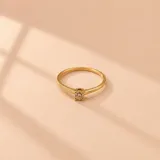 Anillo solitario de oro 18k con una circonia central engastada en cuatro puntas.