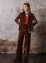 Pantalón de terciopelo marrón con estampado floral, corte palazzo y cintura alta.