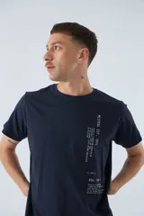 Remera rosa de algodón con cuello redondo, mangas cortas y estampado con texto en el frente.