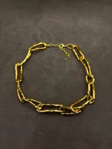 Collar de eslabones grandes, gruesos e irregulares con acabado texturizado dorado y cierre de mosquetón con cadena de extensión.