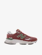 Championes New Balance modelo 9060, con diseño inspirado en la estética tecnológica del año 2000. Presenta una combinación de colores en tonos rojizos, con detalles en verde y blanco. Cuenta con mediasuela ergonómica con amortiguación ABZORB y SBS, y barras estabilizadoras ampliadas.