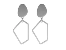 Aros colgantes de acero dorado con forma geométrica.