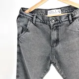 Pantalón de jean de corte amplio, color gris lavado.