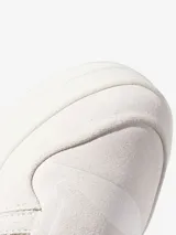 Mules Adidas Rivalry blancas con plataforma.