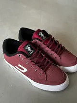 Championes CIRCA AL50 TM color bordó con detalles en negro y blanco. Zapatillas de skate de corte bajo con suela vulcanizada, puntera reforzada, lengüeta acolchada y logo CIRCA en el lateral.