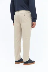 Pantalón chino clásico color beige, con textura, corte regular y pasacinto.