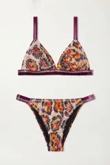 Conjunto de bikini azul con tirantes y detalles de banda estampada multicolor, y forro interior en tono verde lima.