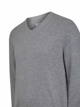 Sweater gris de cashmere con cuello en V y borde en contraste.
