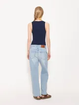 Jeans de denim celeste, corte recto y tobillero, con bolsillos delanteros y traseros.