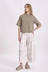 T-shirt de manga corta, color verde oliva o caqui, con cuello redondo y corte holgado.