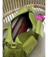 Bandolera color verde lima de tamaño grande, con dos bolsillos frontales y dos bolsillos laterales con broche imán. Tiene correa regulable y extraíble, interior forrado y bolsillo interno con cierre.